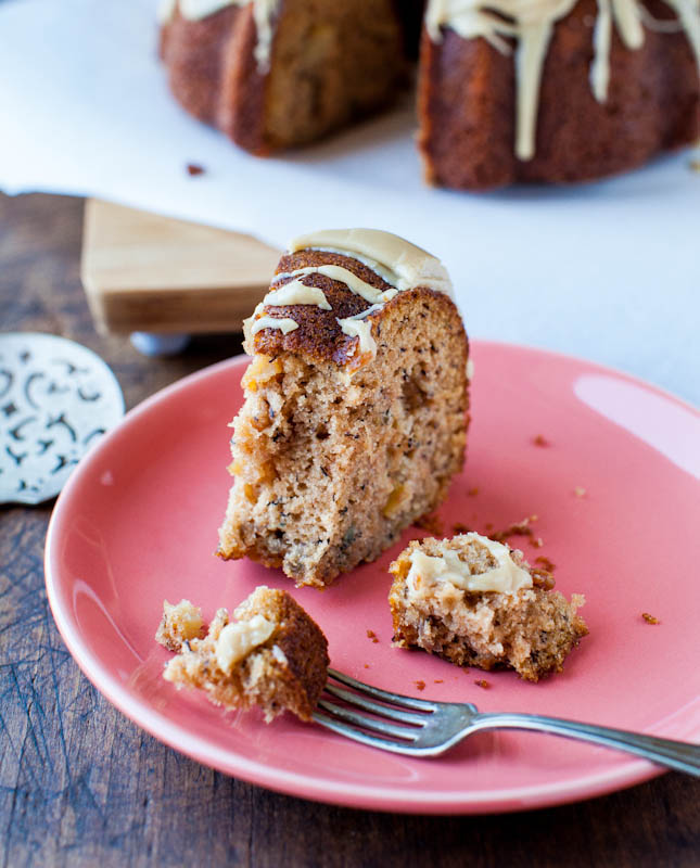 Tarta de manzana y plátano especiada con glaseado de caramelo y vainilla: ¡la tarta de manzana se combina con el pan de plátano con un glaseado para morirse! El mejor de todos.