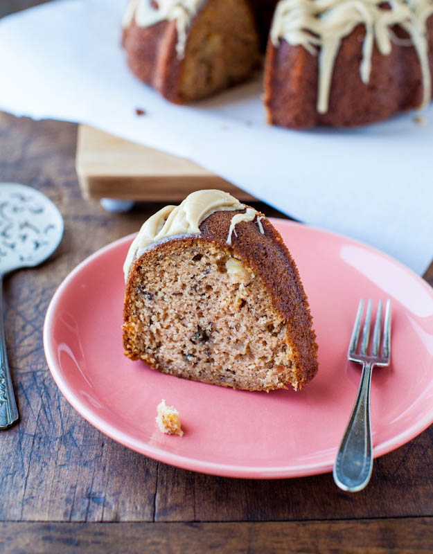 Tarta de manzana y plátano especiada con glaseado de caramelo y vainilla: ¡la tarta de manzana se combina con el pan de plátano con un glaseado para morirse! El mejor de todos.