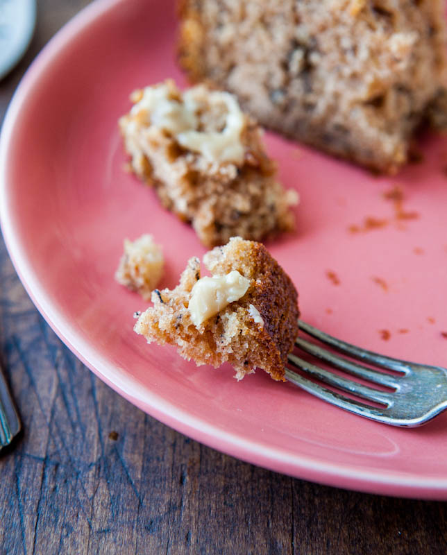 Tarta de manzana y plátano especiada con glaseado de caramelo y vainilla: ¡la tarta de manzana se combina con el pan de plátano con un glaseado para morirse! El mejor de todos.