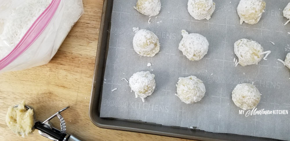 Las bombas cetogénicas de pastel de queso con limón son una forma deliciosa e increíblemente decadente de obtener grasas saludables en su cuerpo y seguir comiendo bien. ¡Esta receta de bomba de grasa cetogénica está a punto de convertirse en uno de sus postres de limón bajos en carbohidratos favoritos de todos los tiempos! #cetolimon #lowcarbcheesecake