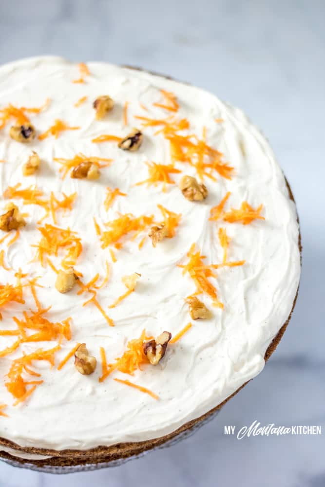 pastel de zanahoria bajo en carbohidratos con zanahorias picadas y nueces