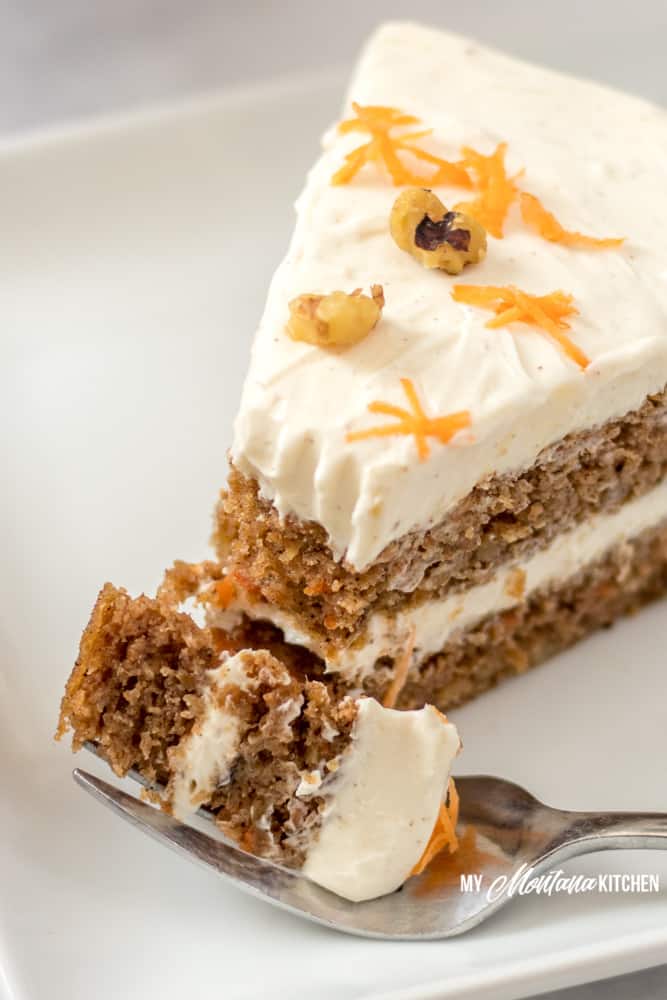 Rebanada de pastel de zanahoria keto con mordida de tenedor