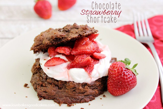 Strawberry Chocolate Shortcake: con un simple brownie de chocolate, crema batida azucarada casera y jugosas fresas, ¡este es un postre perfecto para el verano! #fresas #chocolate #postres