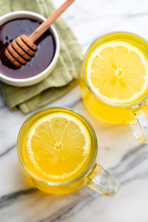 Té de cúrcuma con jengibre en dos tazas de vidrio