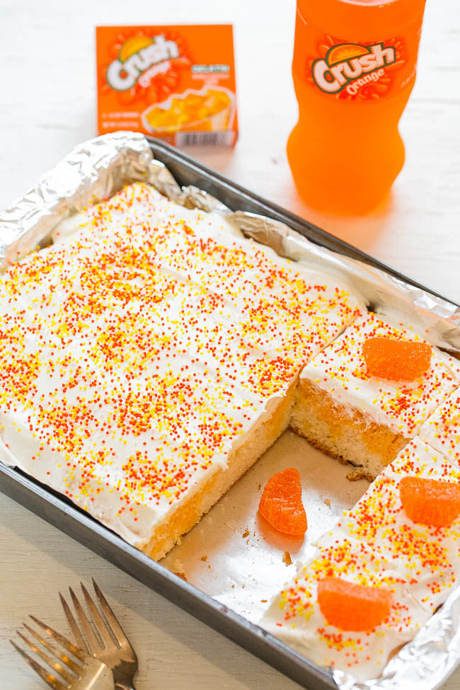 Orange Crush Poke Cake - ¡Audaz Orange Crush en este pastel FÁCIL que es súper húmedo y liviano! ¡El niño que todos llevamos dentro AMARÁ este pastel teñido de naranja!