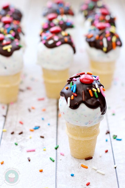 ¡No te preocupes por derretirte con estas divertidas paletas de helado! ¡Diversión para cumpleaños y fiestas de verano! #DoveTastemaker #cakepops