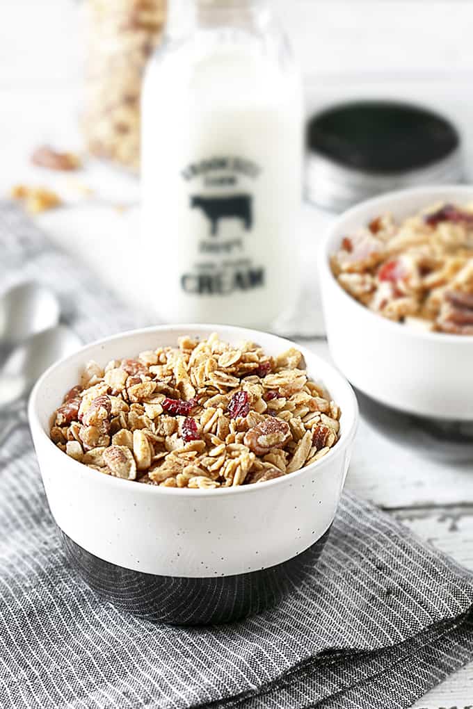 El desayuno se sirve en un tazón blanco y negro, granola casera.