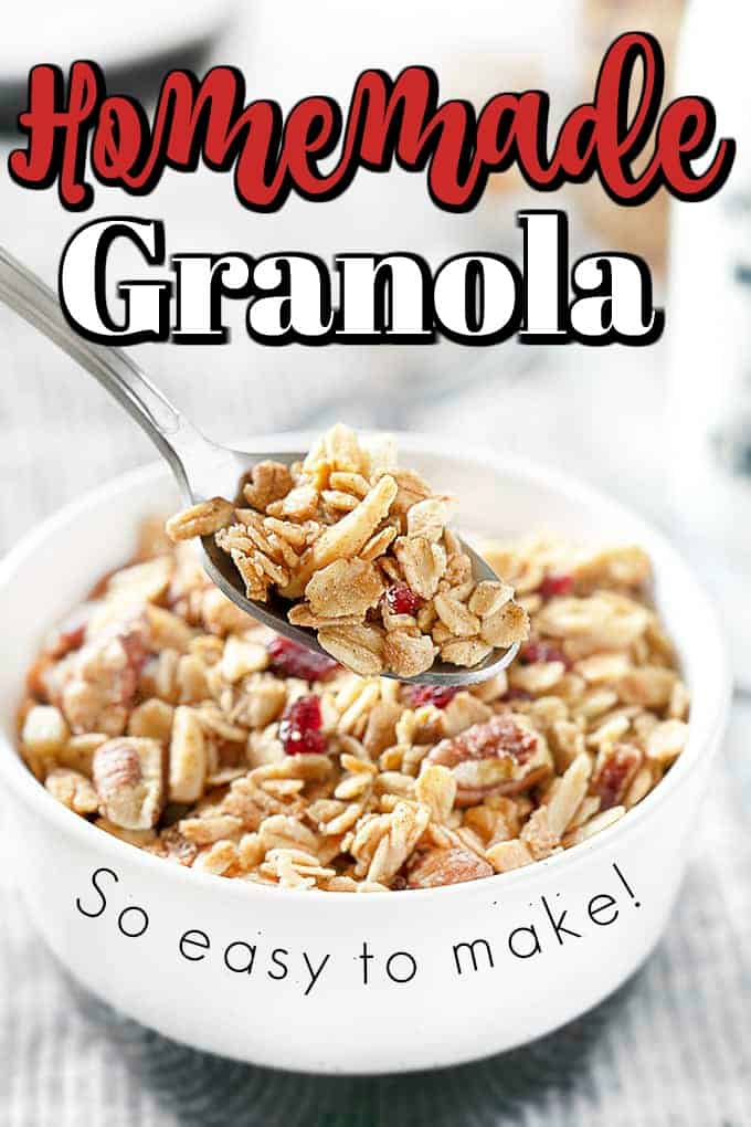 Endulzada con jarabe de arce, esta sencilla receta casera de granola es una delicia deliciosa y crujiente. #granola casera