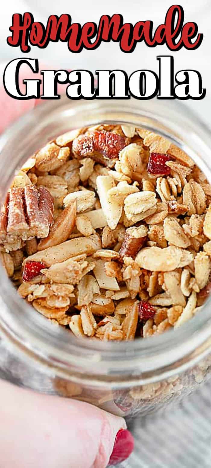 Endulzada con jarabe de arce, esta sencilla receta casera de granola es una delicia deliciosa y crujiente. #granola casera