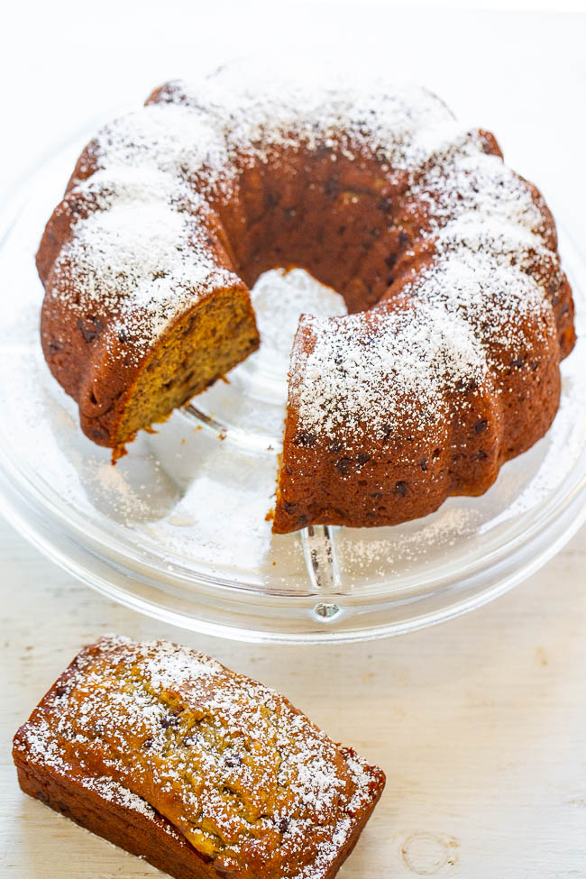 Pastel de seis plátanos con chispas de chocolate y plátano - ¡Sí, 6 plátanos en 1 pastel significa que es súper SUAVE, húmedo y tiene un fuerte sabor a plátano con chispas de chocolate en CADA bocado! ¡FÁCIL y un bol! ¡Ahora ya sabes qué hacer con todos tus plátanos demasiado maduros!