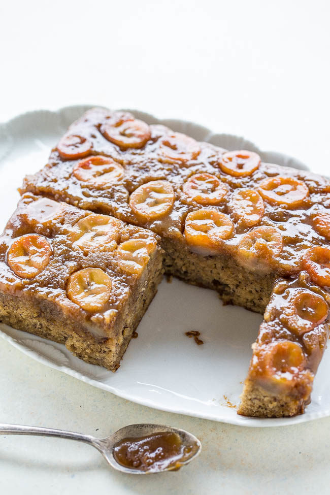 Pastel de pan de plátano invertido: ¡no se conforme con hacer otro pan de plátano simple cuando puede tener rodajas de plátano caramelizado encima de un pastel de plátano esponjoso! ¡Un giro decadente en pan de plátano! El mejor uso para tus plátanos maduros!!