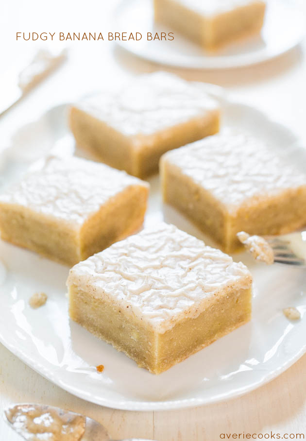 Barras de plátano con glaseado de mantequilla de vainilla pulida: ¡el equivalente de plátano de brownies húmedos y esponjosos! ¡El mejor uso de plátanos demasiado maduros NUNCA!