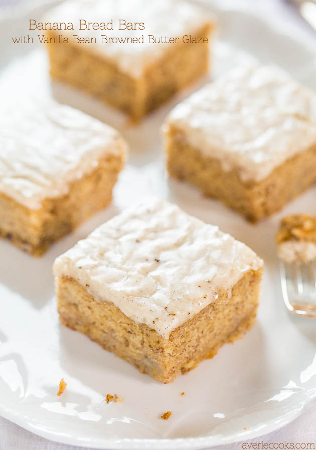 Barras de pan de plátano con glaseado de mantequilla de vainilla pulida: pan de plátano en forma de barra con cobertura para mojar y eso es todo.