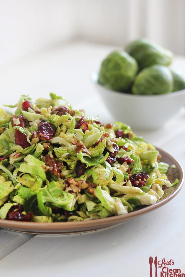 Ensalada de col de Bruselas con arándanos triturados y nueces {y vinagreta de miel y canela de Dijon}