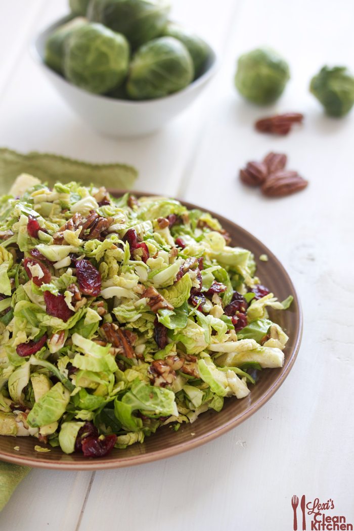 Ensalada de col de Bruselas con arándanos triturados y nueces {y vinagreta de miel y canela de Dijon}