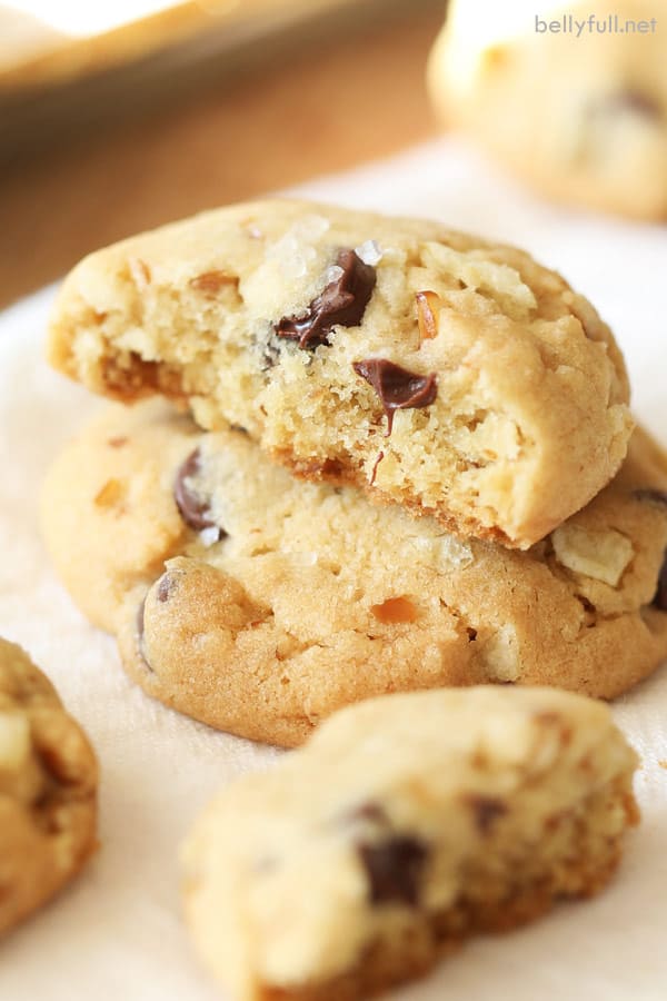 Galletas de fregadero de cocina a la mitad con chispas de chocolate derretido pegajoso