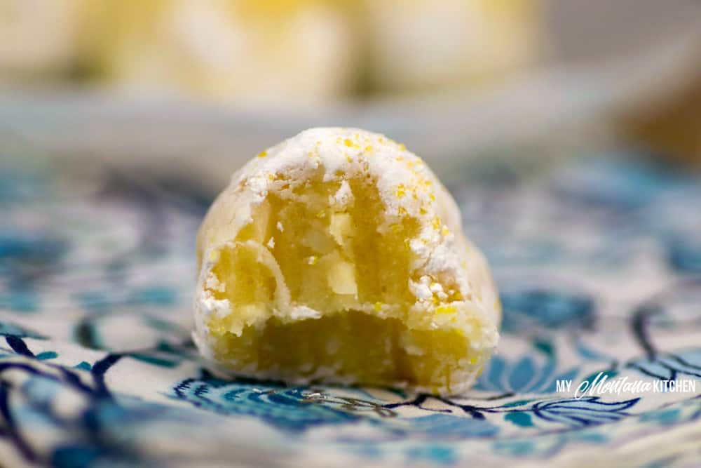 Las bombas cetogénicas de pastel de queso con limón son una forma deliciosa e increíblemente decadente de obtener grasas saludables en su cuerpo y seguir comiendo bien. Estos bocados de tarta de queso con limón son bombas cetogénicas que querrás preparar una y otra vez y guardar en el refrigerador para las delicias de la tarde. #cetolimon #lowcarbcheesecake