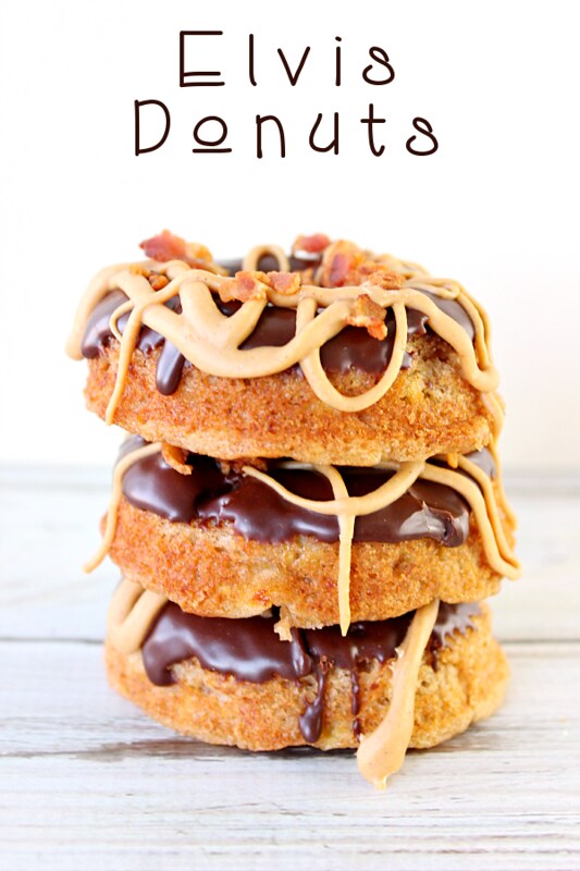 Donuts de Elvis: Donuts de plátano con glaseado de chocolate, chips de mantequilla de maní y tocino desmenuzado