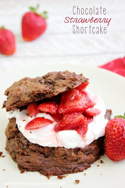 Strawberry Chocolate Shortcake: con un simple brownie de chocolate, crema batida azucarada casera y jugosas fresas, ¡este es un postre perfecto para el verano! #fresas #chocolate #postres