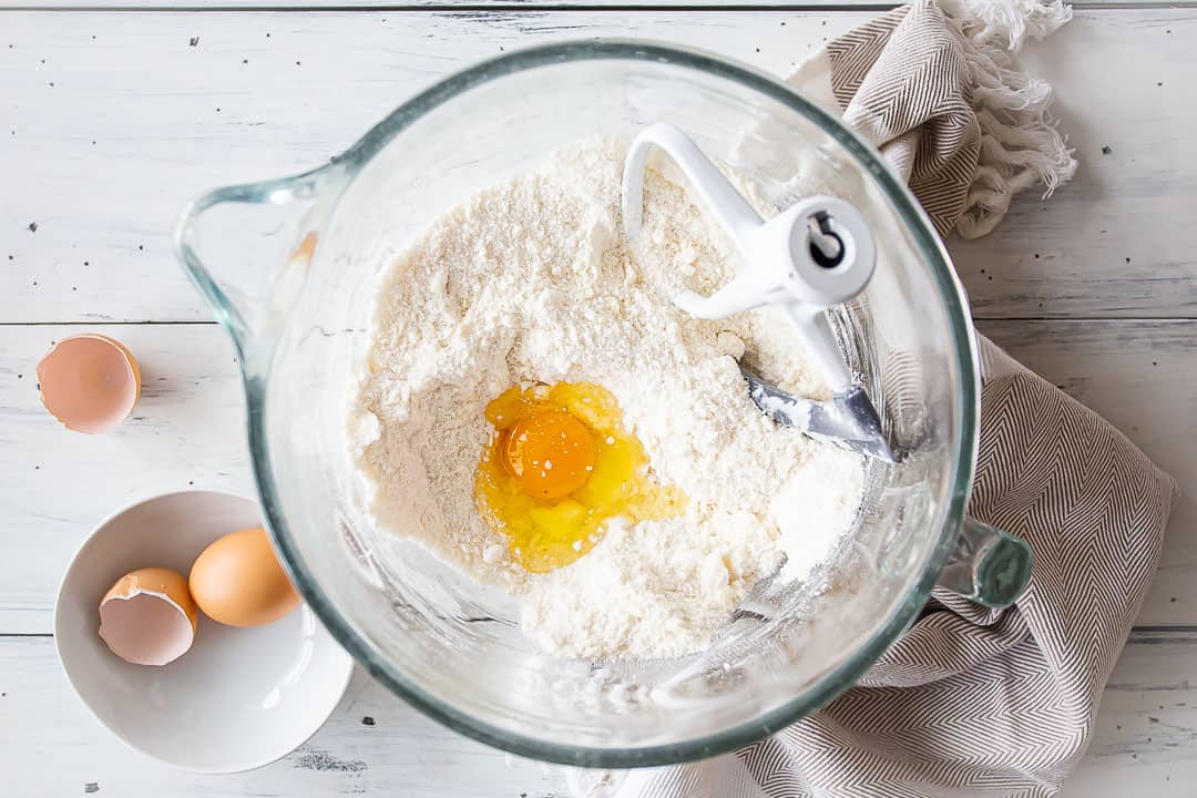 Agregar huevos al pastel de plátano.