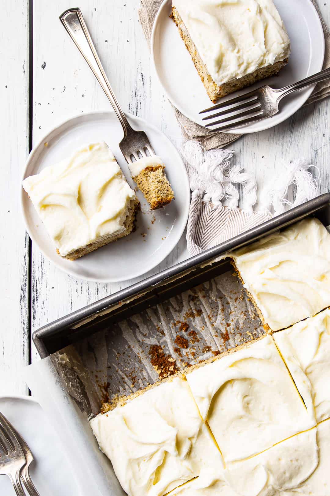 Imagen de arriba de la receta fácil de pastel de plátano, horneada en una bandeja para hornear y cortada en cuadrados.