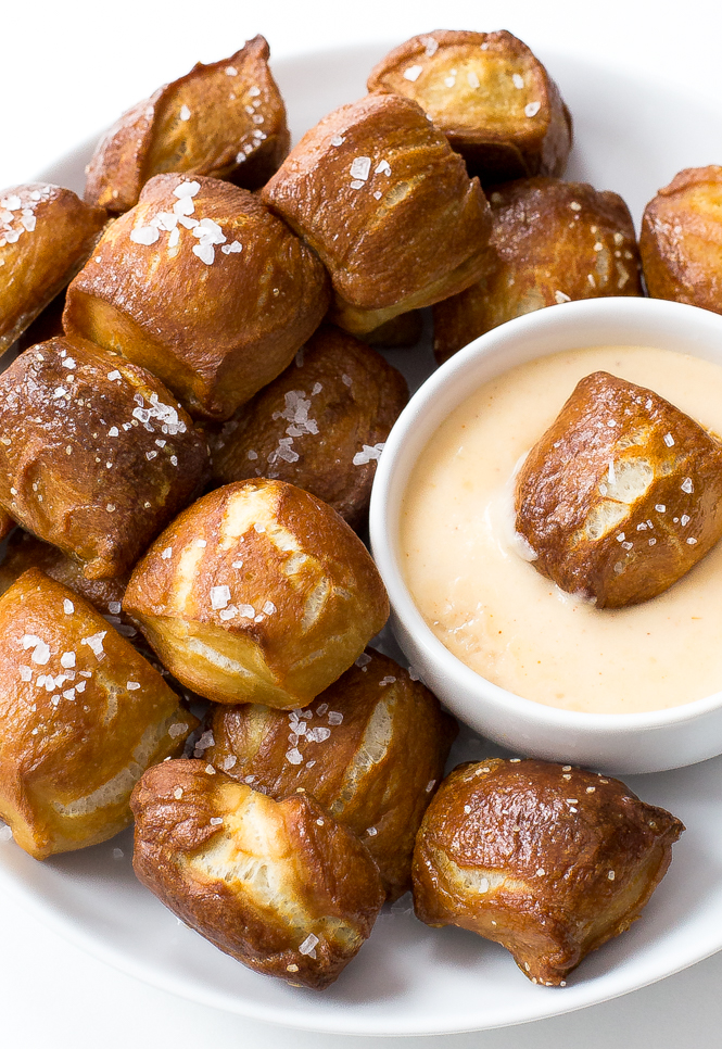 Pretzels con Salsa de Queso Casera |  chefsavvy.com