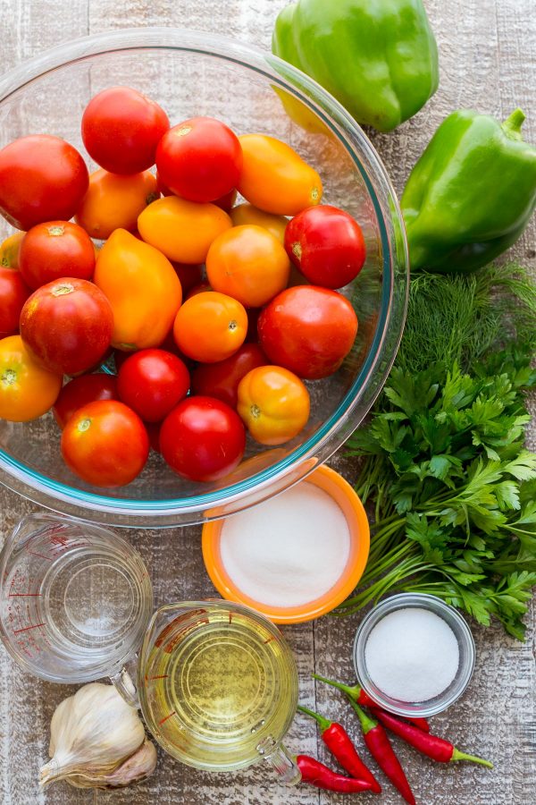 ¡Receta fácil de tomate marinado y con mucho sabor! ¡Hace que los tomates comprados en la tienda sepan mejor! Los tomates marinados se mantienen bien refrigerados hasta por 1 semana | natashacocina. con