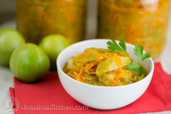 Los tomates verdes en esta ensalada de tomate verde en lata se marinan y se convierten en una ensalada con zanahorias y cebollas. Tienen un sabor picante y dulce. Pruébalos.