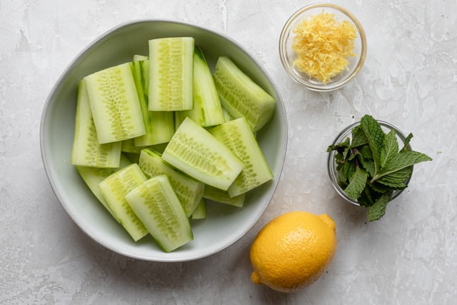 Ingredientes para preparar la receta: pepinos, jugo de limón, ralladura de limón, hoja de menta