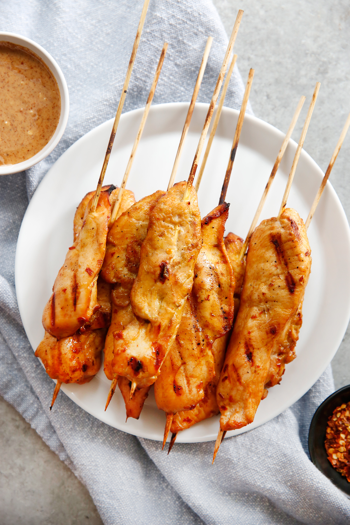 Brochetas de pollo satay en un plato