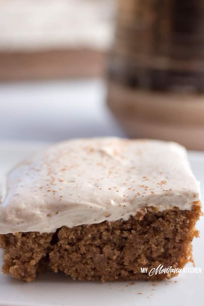 El pastel de canela y especias es delicioso, especialmente cuando lo cubres con glaseado de queso crema y canela. Esta receta de especias baja en carbohidratos sin puré de manzana es deliciosa en otoño y durante las fiestas... o en cualquier momento. Esta receta también funciona como una receta de postre Trim Healthy Mama S. #Lowcarbspicecake #lowcarb #sugarfree #glutenfree #canela #lowcarbcinnamon #healthycake #trimhealthymama #thms #thmdessertrecipe #thmspicecake