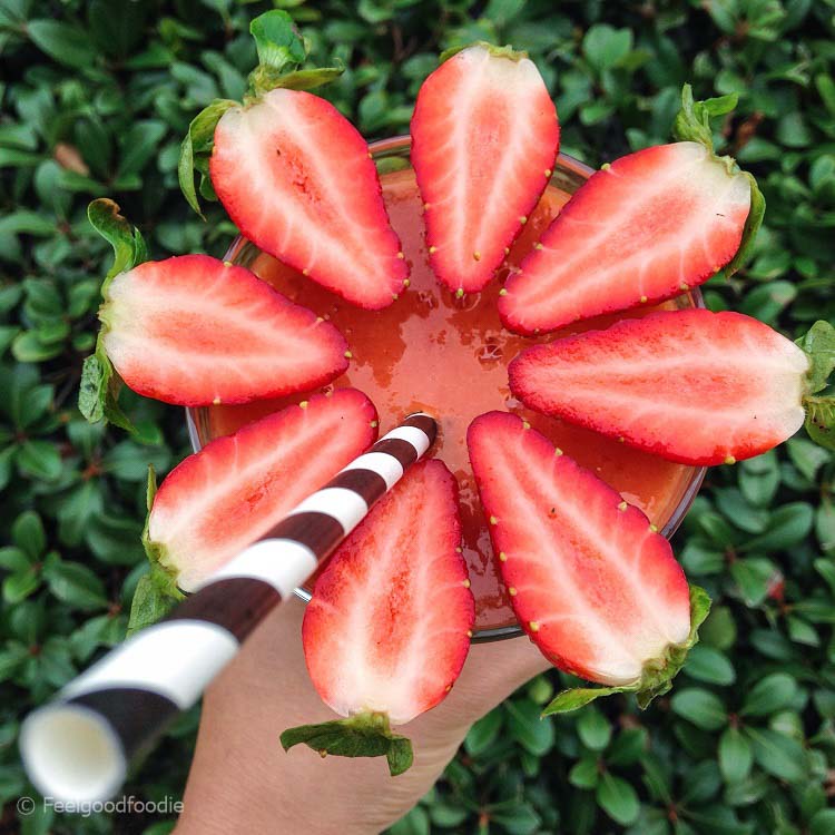 Batido saludable de fresa y mango Mania hecho con fresas, jugo de naranja, mango y una pizca de jengibre para un batido fresco y sabroso en una patada.