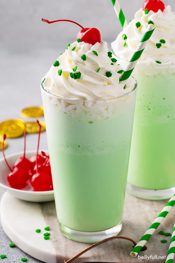 batido de trébol con pajitas de rayas verdes y blancas