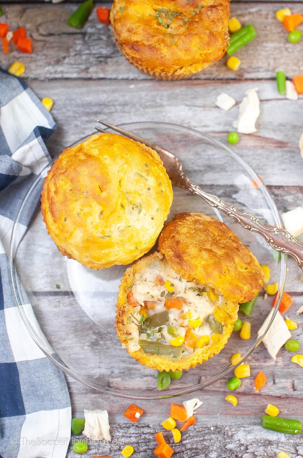 dos mini hamburguesas de pollo, rodeadas de vegetales