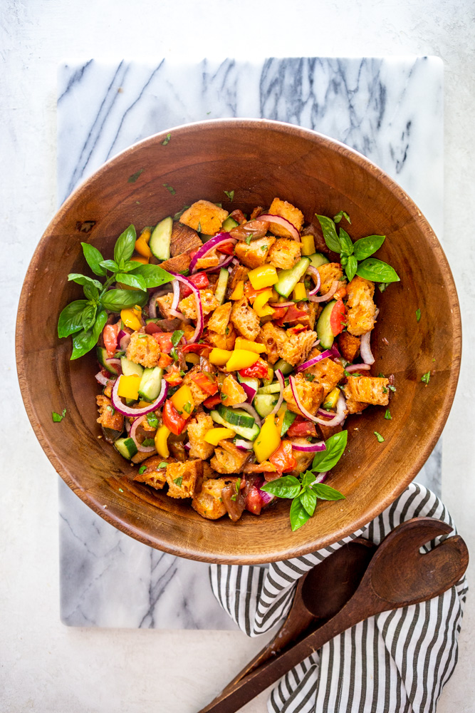 Ensalada panzanella en una ensaladera grande de madera