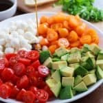 Esta Ensalada Caprese de Aguacate es colorida, refrescante y llena de sabor fresco. ¡Es un aperitivo o acompañamiento perfecto para todos los gustos!