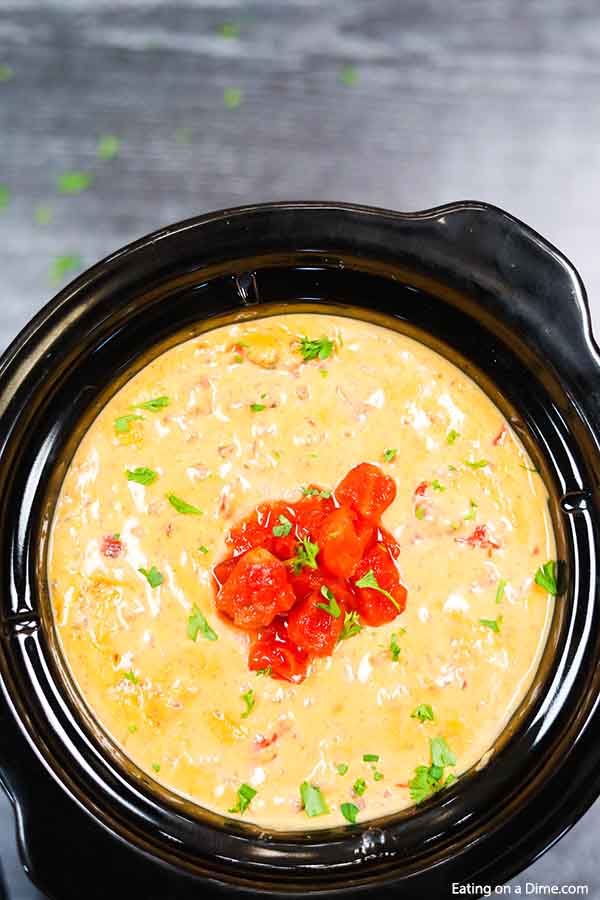 Con solo 3 ingredientes, la salsa de queso y salchicha Crock Pot es súper fácil. Un montón de queso y salchichas se unen para que sea perfecto para el Día del Juego y el chupar rueda.