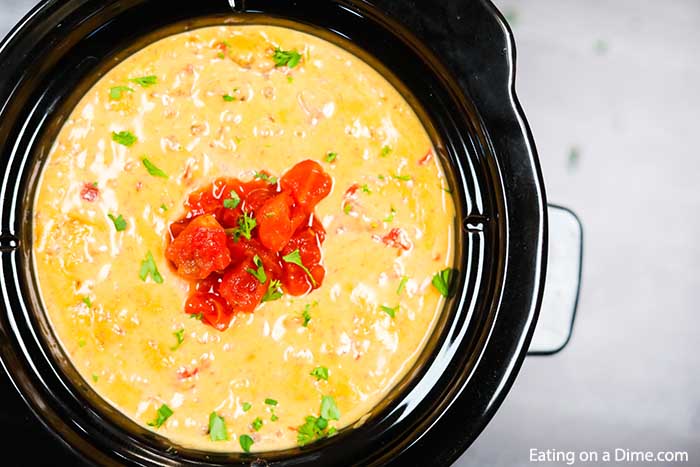 Con solo 3 ingredientes, la salsa de queso y salchicha Crock Pot es súper fácil. Un montón de queso y salchichas se unen para que sea perfecto para el Día del Juego y el chupar rueda.