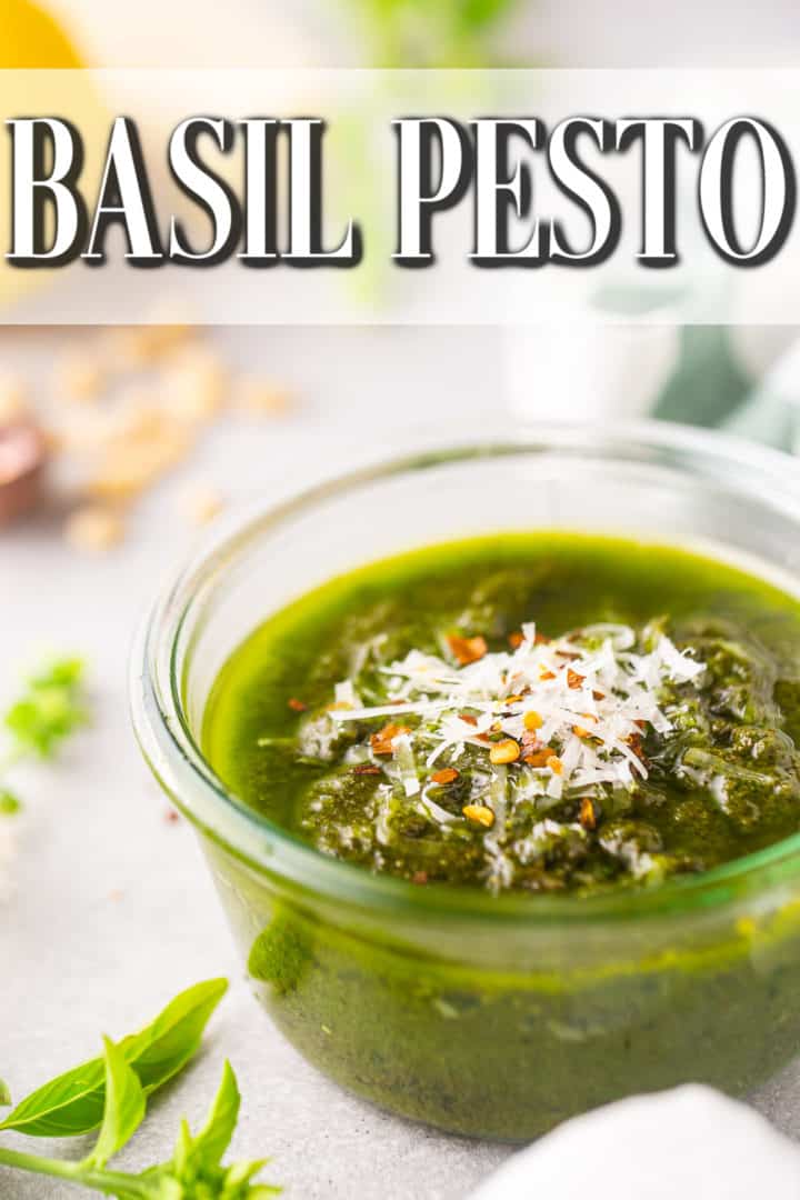 Pesto con queso parmesano y chile picado, en un recipiente de vidrio con un texto superpuesto que dice