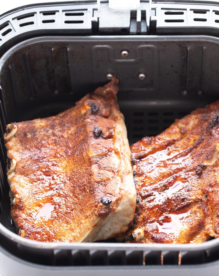 costillas en la cesta de la freidora con la carne hacia abajo