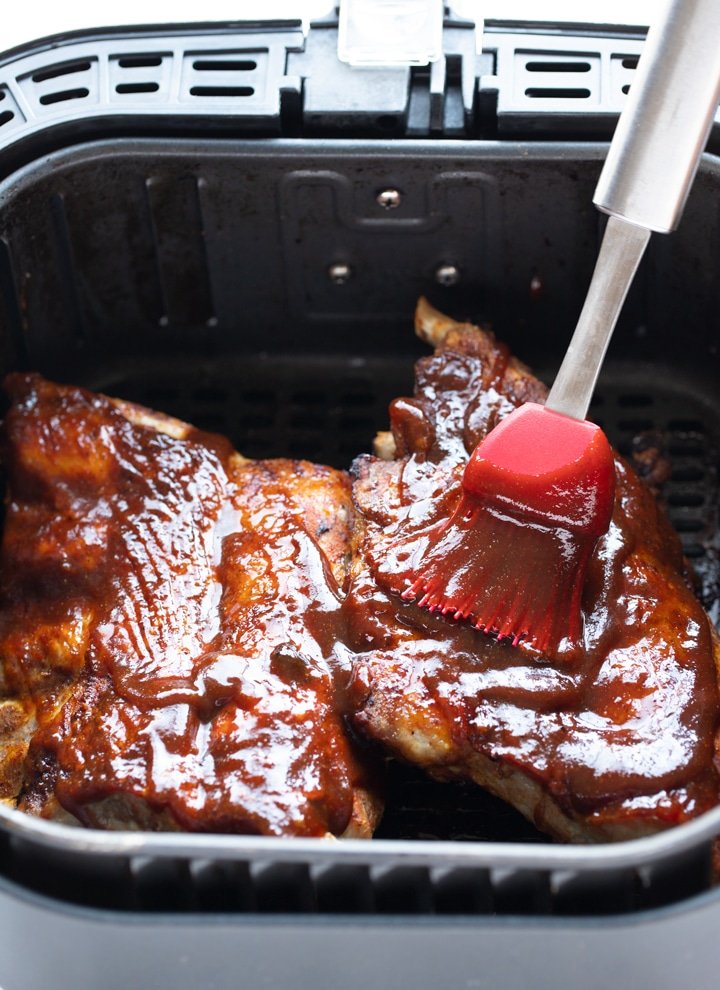 costillas en la cesta de la freidora con salsa cepillada