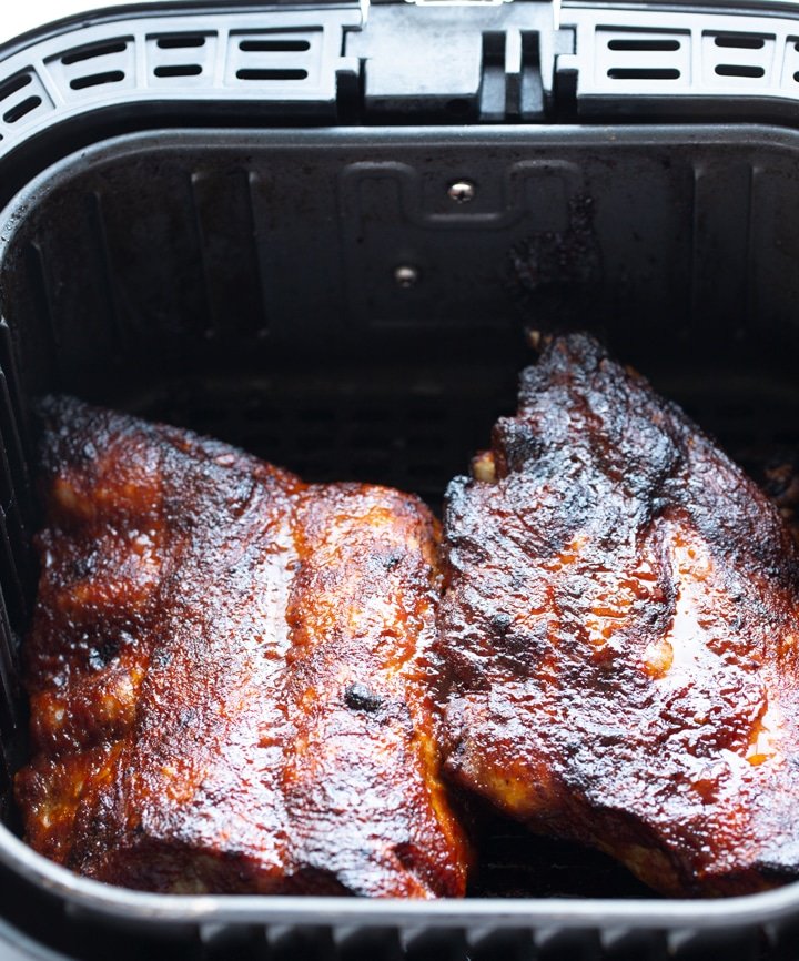 costillas a la barbacoa terminadas en la cesta de la freidora