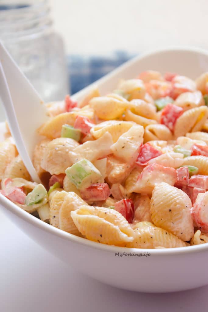 receta de ensalada de pescado frío en un tazón blanco