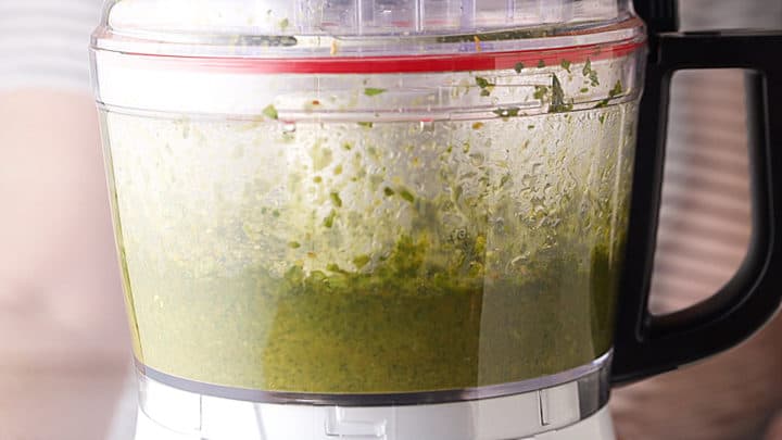 Mezcle el pesto en un procesador de alimentos.