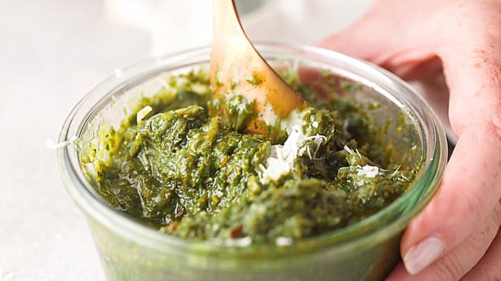 Doble el queso parmesano recién rallado en la receta de pesto casero.