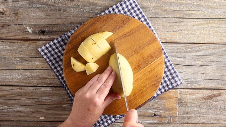 Cortar las papas en cubos.