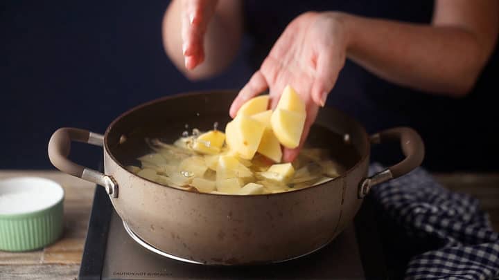 Coloque las papas en una olla con agua fría con sal.