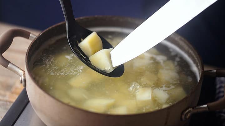 Verifique que las papas estén cocidas con la punta de un cuchillo afilado.