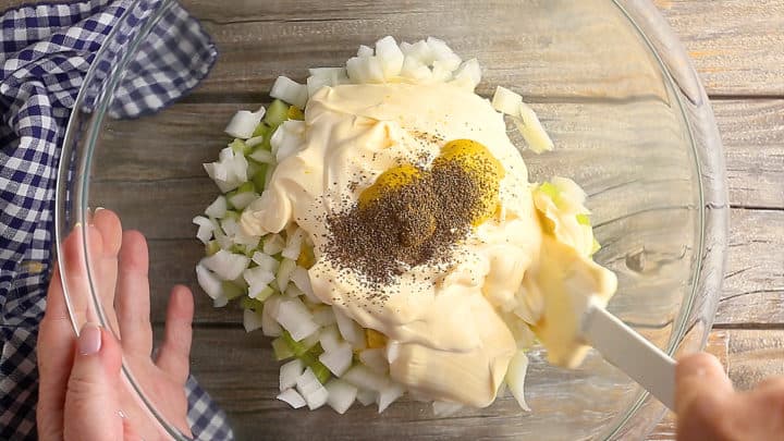 Ingredientes para aderezar la ensalada de patata en un bol grande.